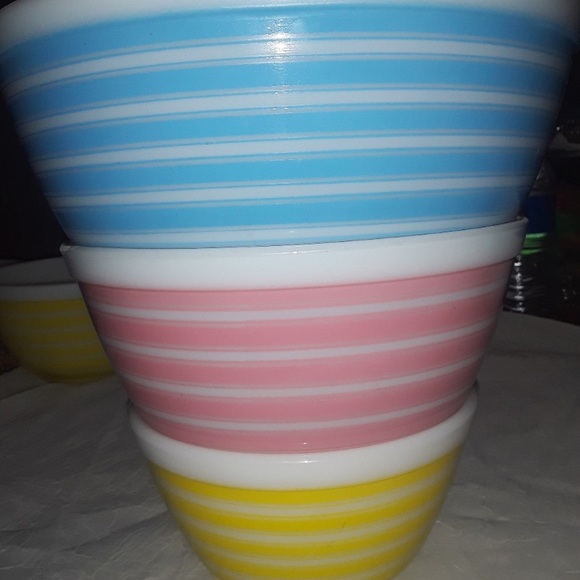 Vintage PYREX RAINBOW CANDY-STRIPED Nesting Mixing Bowls. - Picture 11 of 13
